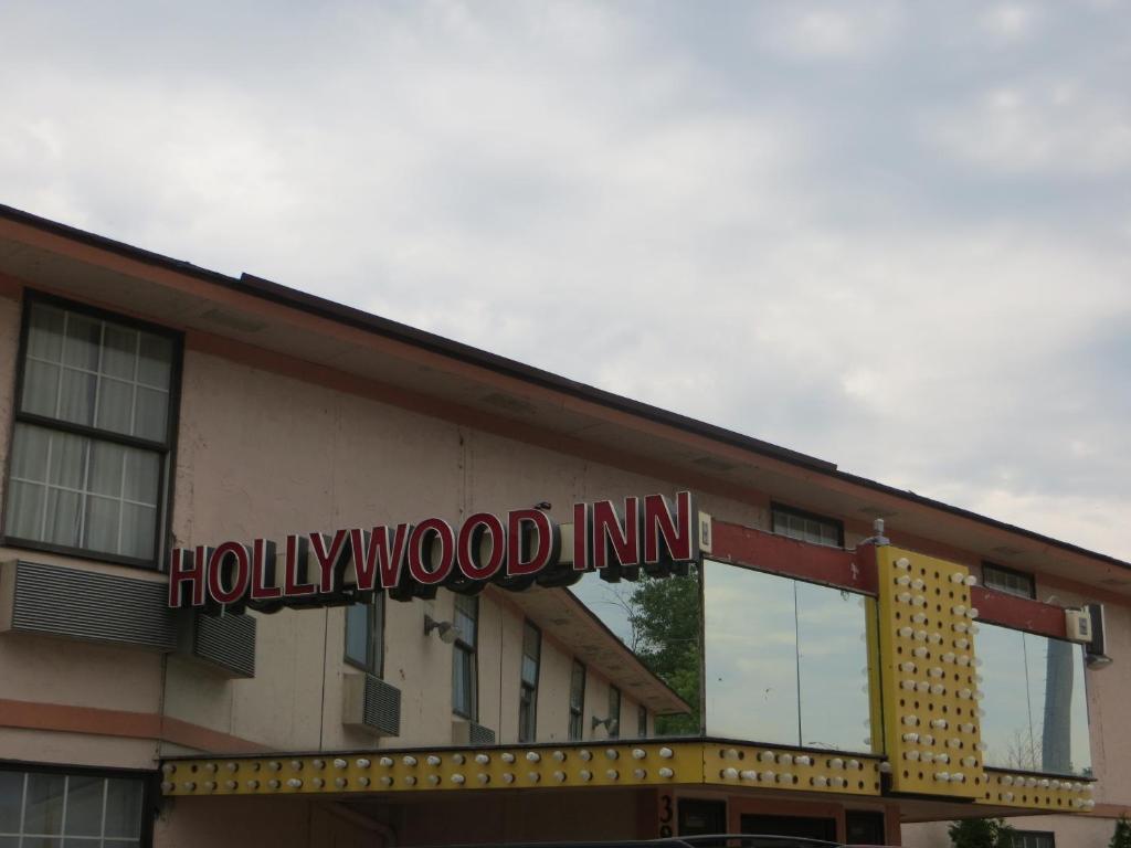 Hollywood Inn & Suites Gurnee Exterior photo